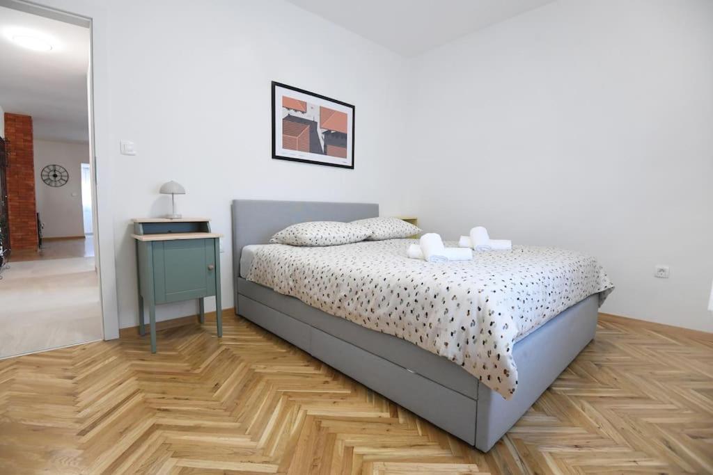 Lpaula, Apartment *